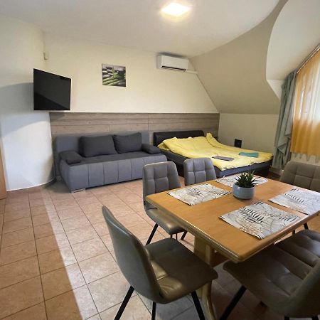 Kuenszler Apartmanhaz ซามาร์ดี ภายนอก รูปภาพ