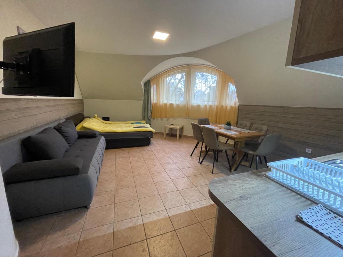 Kuenszler Apartmanhaz ซามาร์ดี ภายนอก รูปภาพ