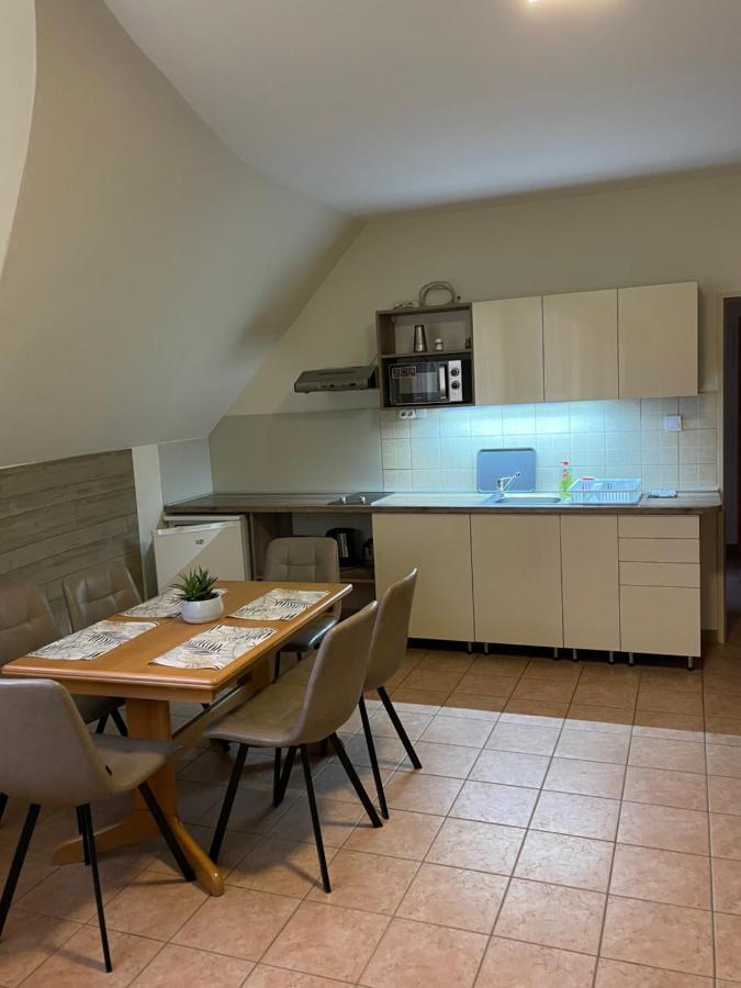 Kuenszler Apartmanhaz ซามาร์ดี ภายนอก รูปภาพ